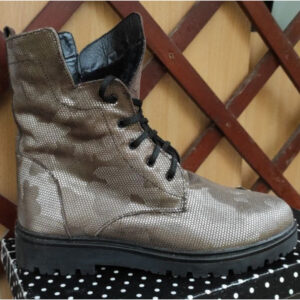 Сріблясті шкіряні зимові жіночі черевики з хутром