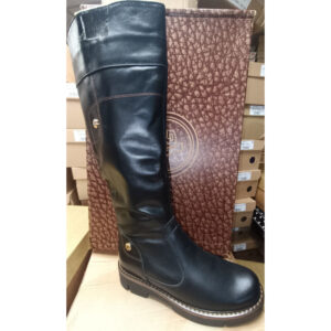 Чорні шкіряні зимові жіночі чоботи з хутром