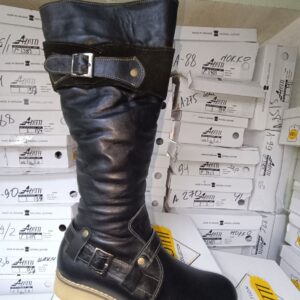 Чорні шкіряні зимові жіночі чоботи з хутром