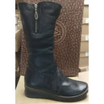 Чорні шкіряні зимові жіночі чоботи з хутром