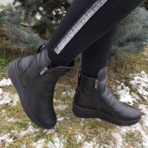 Чорні шкіряні зимові жіночі черевики з хутром